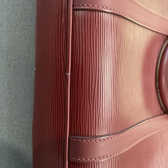 Authentic Louis Vuitton Epi satchel - Picture 14 of 16